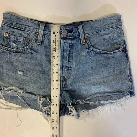 Levi's Women's 501 Classic Straight 5 Pocket Distressed Raw Hem Jean Short SZ 27 - Picture 11 of 11